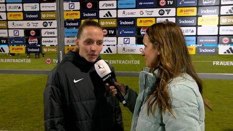 Fans stören das TV-Interview mit Freiburgs Lisa Karl nach dem Spiel des SC Freiburg gegen Eintracht Frankfurt mit lauten Protestrufen. 