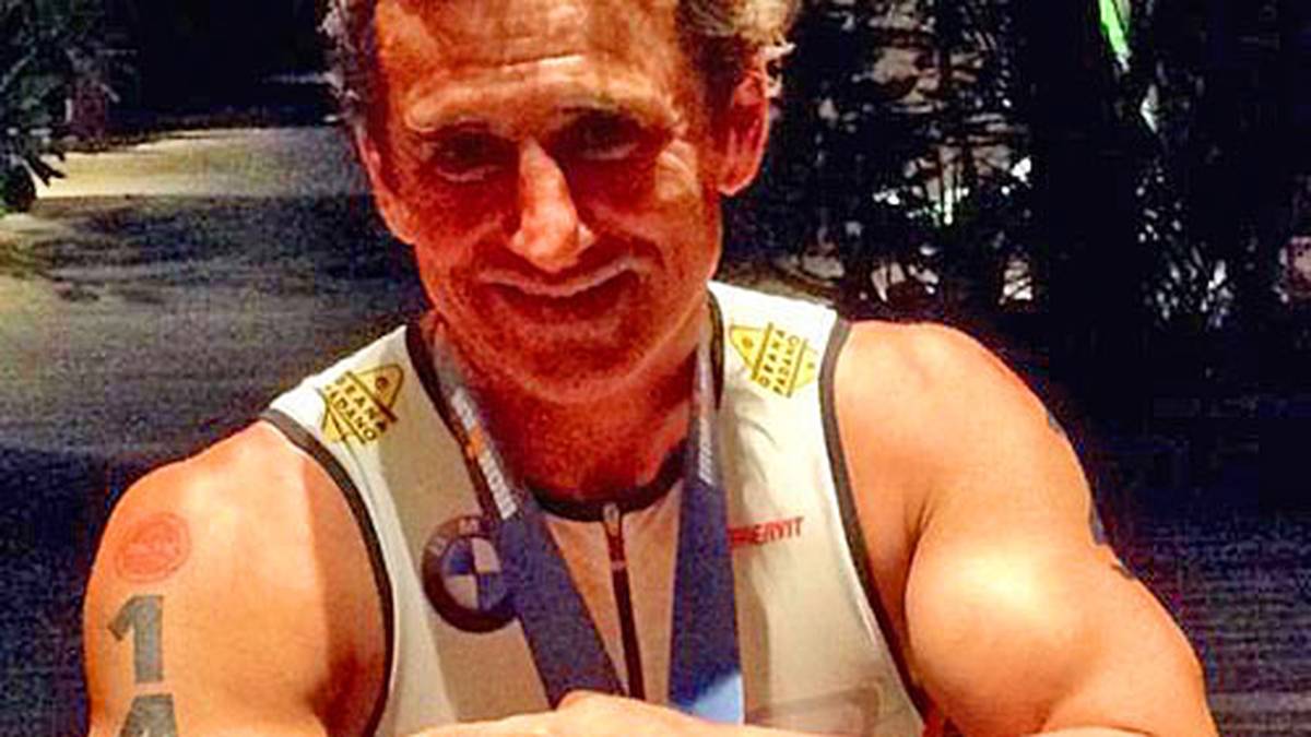 Ach ja, und Ironman darf er sich jetzt auch noch nennen. In 9:47:14 Stunden absolviert der 47-Jährige die 3,86 Kilometer Schwimmen, 180,2 Kilometer mit dem Handbike und 42,195 Kilometer im Rennrollstuhl. Platz 273 unter 2187 Teilnehmern steht am Ende zu Buche, 252. bei den Männern und 19. in seiner Altersgruppe