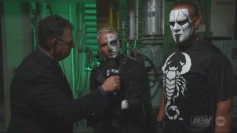 Darby Allin (M., mit Sting, r.) forderte bei AEW Dynamite indirekt CM Punk heraus
