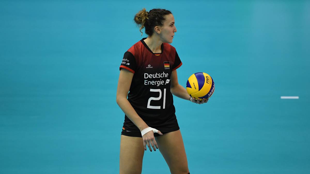 Berscheidt: "Trotz aller Jugend ist die richtige Mischung aus Jung und Alt erreicht worden. Ein bisschen riskant könnte es sein, nur drei Mittelblockerinnen dabei zu haben, aber Vanjak ist zur Not auch imstande, diese Position zu spielen"