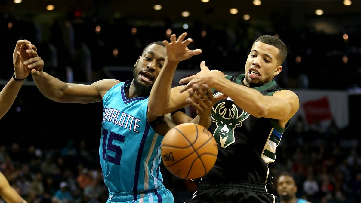 Die Bucks und Hornets haben leichte Probleme mit der Ballkontrolle. Michael Carter-Williams und Kemba Walker schauen hilflos hinterher, wie die Pille an ihnen vorbeirauscht