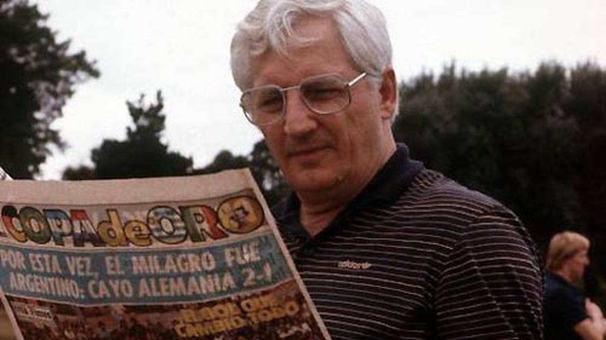 Trainer Jupp Derwall muss dann Pikantes in der Zeitung lesen: Berichte über Barbesuche seiner Spieler und süße Stunden mit Gogo-Girls. Derwall empört: "Mir tun die Frauen und Bräute zu Hause leid"