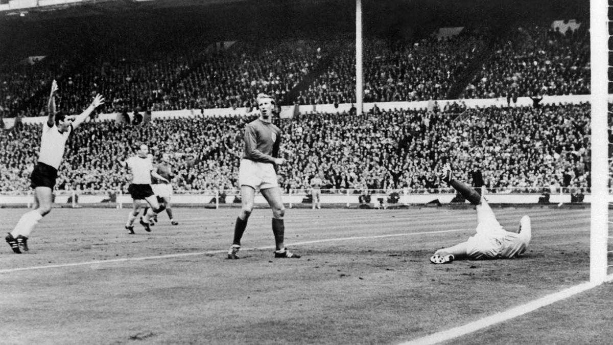 LOTHAR EMMERICH: Fast ein ganzes Jahrzehnt verbrachte der Mittelstürmer beim BVB (1960 bis 1969). In dieser Zeit gelangen ihm 148 Tore in 246 Spielen. Der gebürtige Dortmunder (links im Bild) absolvierte nur fünf Länderspiele, eines davon war aber das legendäre WM-Finale 1966 gegen England (2:4 n.V.)