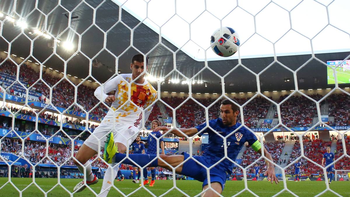 Auch die Spanier jubeln früh. Alvaro Morata erzielt bereits seinen dritten Turniertreffer