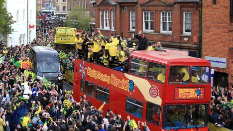 Die Spieler von Norwich City ließen sich von einem Sightseeing-Bus aus feiern