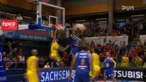 Die Highlights der Partie SYNTAINICS MBC - EWE Baskets Oldenburg aus der Basketball-Bundesliga im Video.