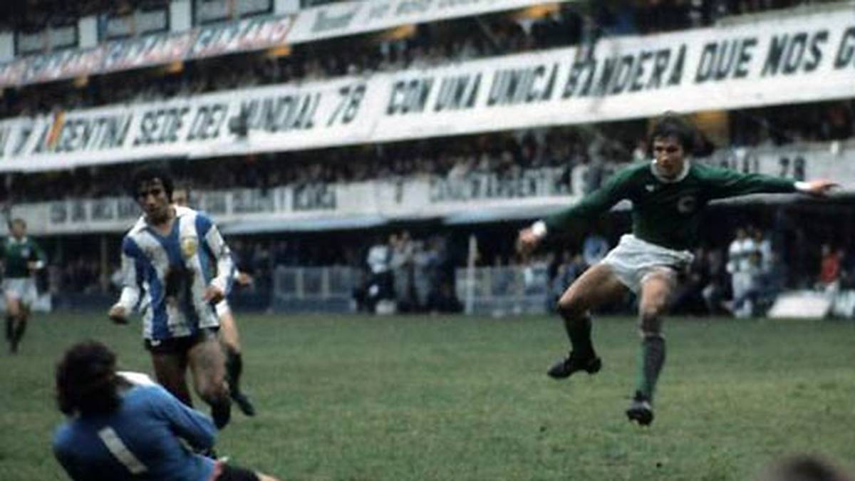 Eher in Vergessenheit, aber dennoch historisch: 1977 gelingt Deutschland der einzige Triumph über die Albiceleste auf argentinischem Boden. Klaus Fischer trifft beim 3:1-Erfolg in Buenos Aires doppelt. Der Eklat diesmal: Albiceleste-Coach Cesar Luis Menotti lässt den deutschen Kollegen Helmut Schön beim TV-Interview allein zurück
