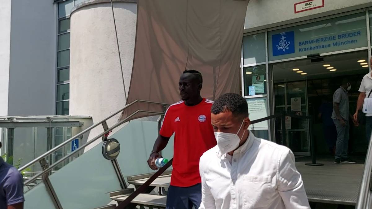 Sadio Mané beim Verlassen des Krankenhauses "Barmherzige Brüder"