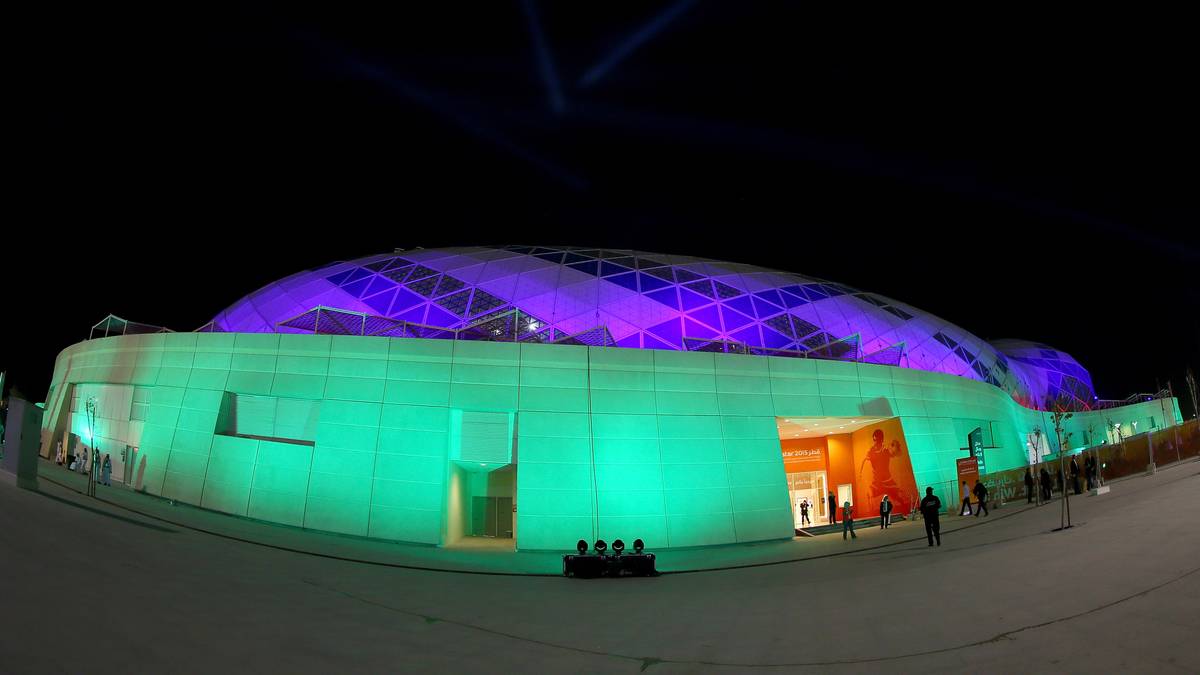 Schon von außen leuchtet die Halle bunt und verspricht eine große Show