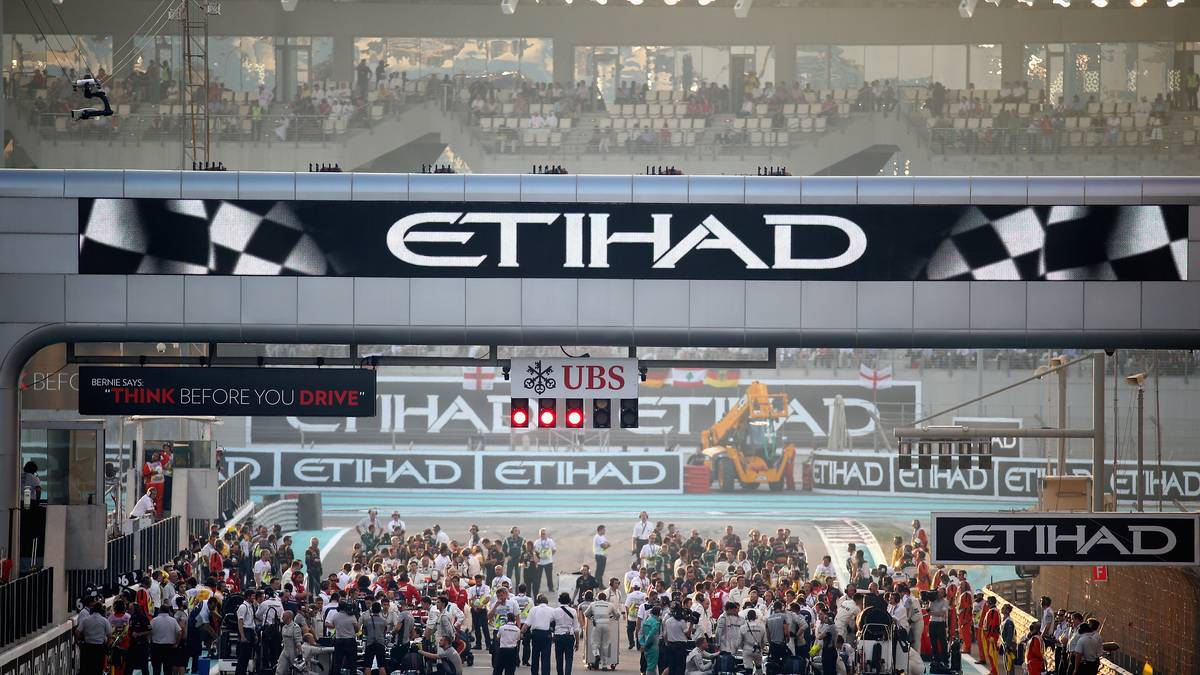 VAE/ABU DHABI, 27. November: Eine Strecke der Superlative. Seit 2009 fährt die Formel 1 in der Wüste. Wie auch in den letzten Jahren findet hier das Saison-Finale statt und womöglich fällt dann erst die Entscheidung über den WM-Titel