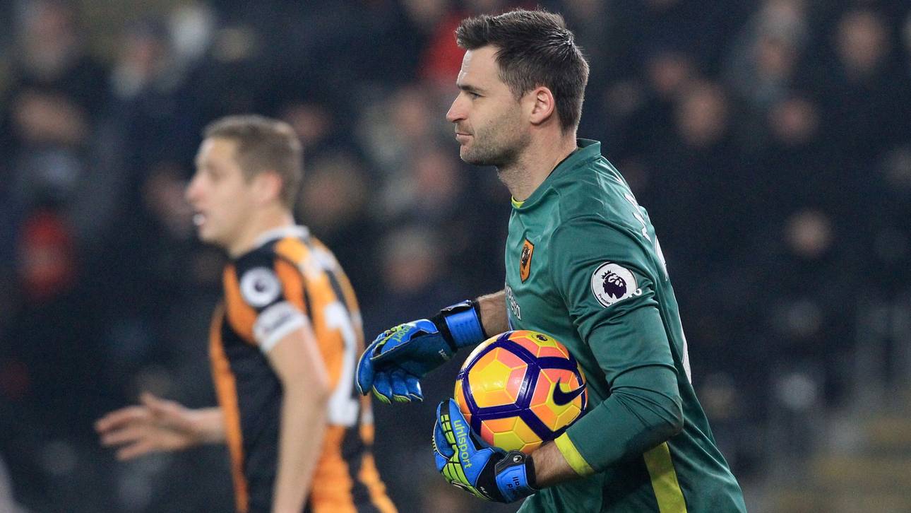 Keeper faustet Ball ins eigene Tor