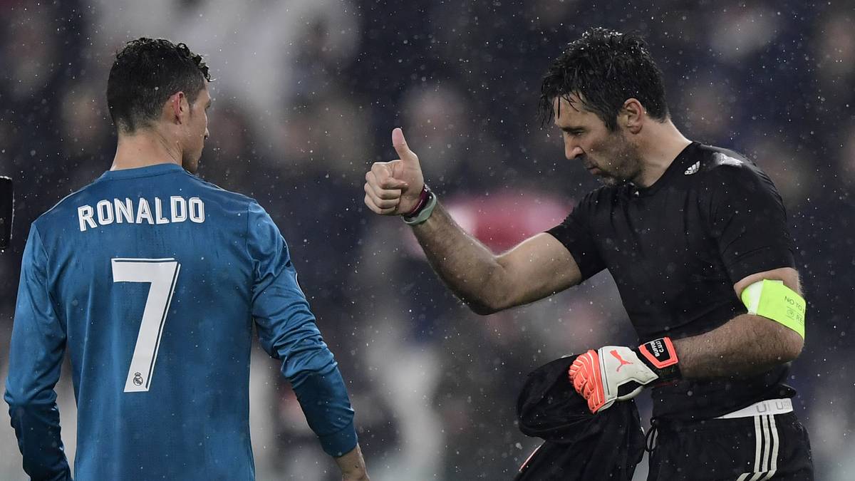 Nach der Partie gibt es für CR7 eine ganz besondere Ehrerweisung: Juves Keeper Gianluigi Buffon zeigt dem Portugiesen, was er von dessen Gala hält