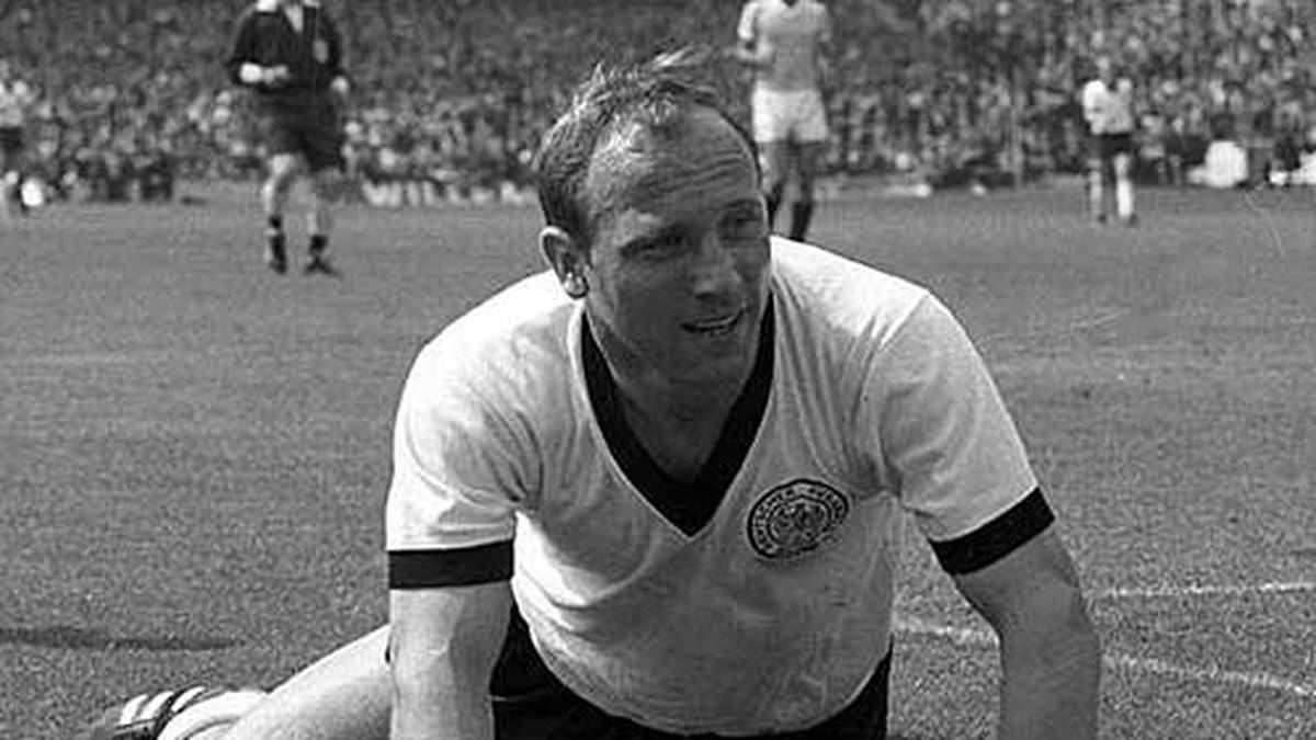 Bei der WM 1958 kommt es zum ersten Aufeinandertreffen. Deutschland gewinnt 3:1,  Uwe Seeler erzielt das 2:1. 1966 bei der WM ist Seeler wieder dabei. Diesmal endet das Spiel 0:0. Beide Partien werden hart geführt, 1966 fliegt der Argentinier Jose Albrecht vom Platz, weigert sich aber fünf Minuten lang zu gehen. Die Einführung Gelber und Roter Karten ist eine Reaktion darauf