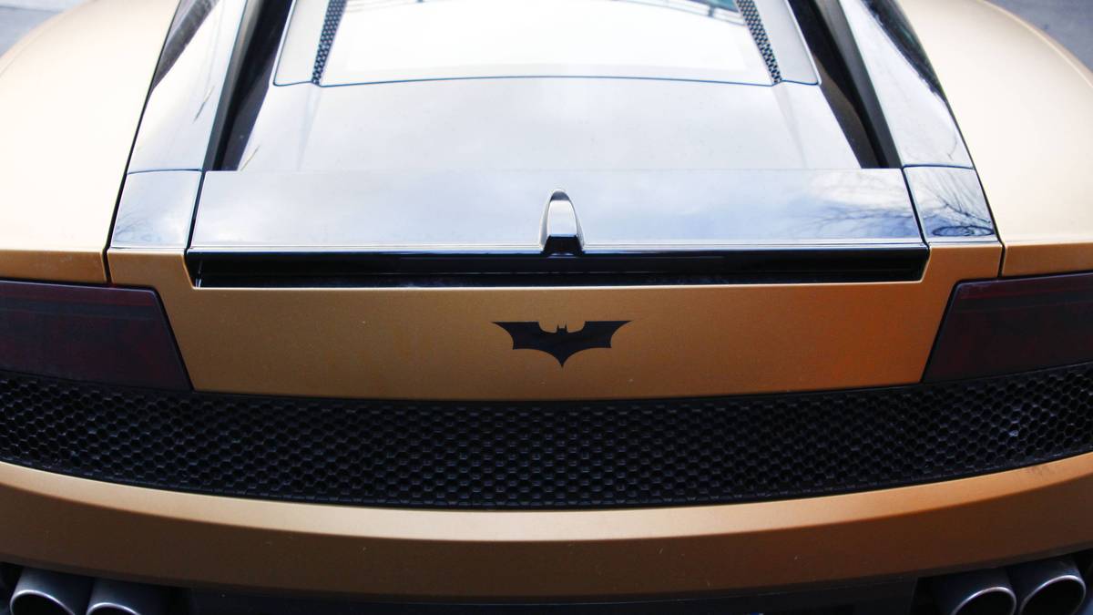 Auch hier findet sich das Batman-Logo auf dem Heck des Lamborghinis wieder