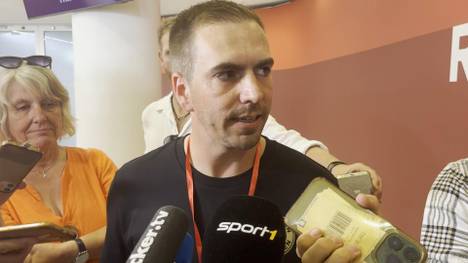 Philipp Lahm sprach bei der Teampräsentation des FC Bayern darüber, in welchem Bereich der deutsche Fußball derzeit hinterherhinkt.