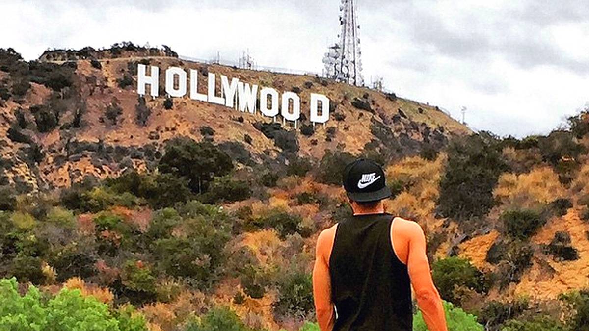 Der Gladbacher Alvaro Domingeuz entspannt in den USA - im wohl berühmtesten Stadtteil der Welt blickt der Verteidiger sehnsüchtig auf den ruhmreichen Hollywood-Schriftzug