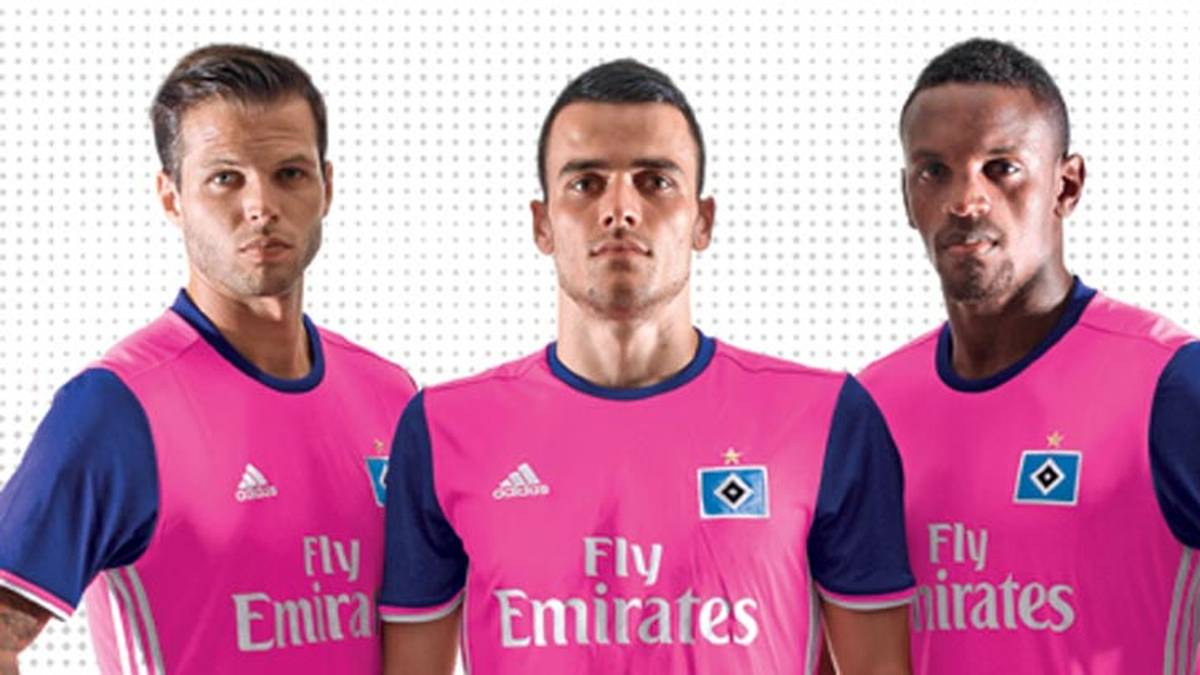 Auswärts halten die Hamburger an dem eigenwilligen pinken Trikot aus dieser Saison fest