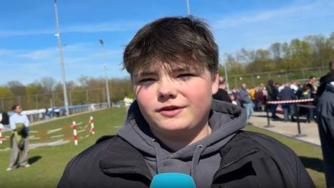 Der FC Schalke 04 führt sechs Spiele vor Saisonende die Tabelle der 2. Fußball-Bundesliga an. Die Fans von Königsblau geben preis, was sie alles für den Aufstieg ihrer Mannschaft geben würden.