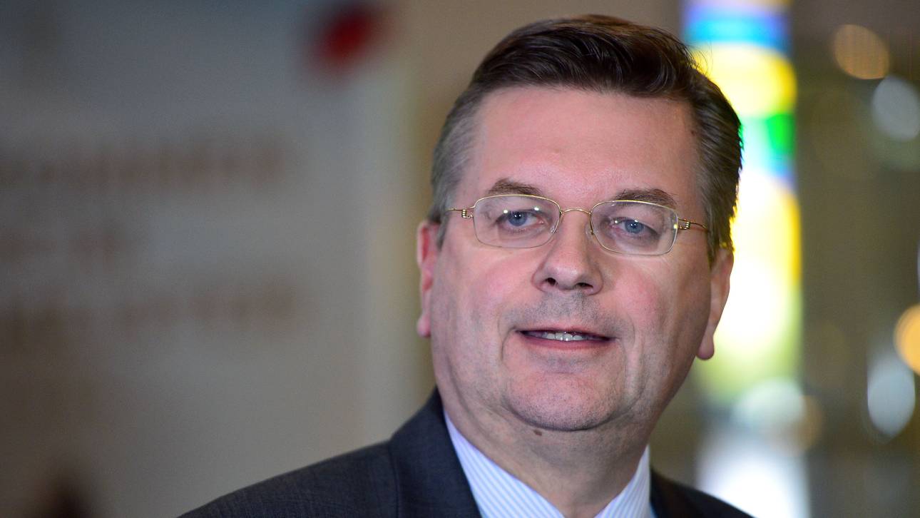 Grindel lobt Arbeit mit Flüchtlingen