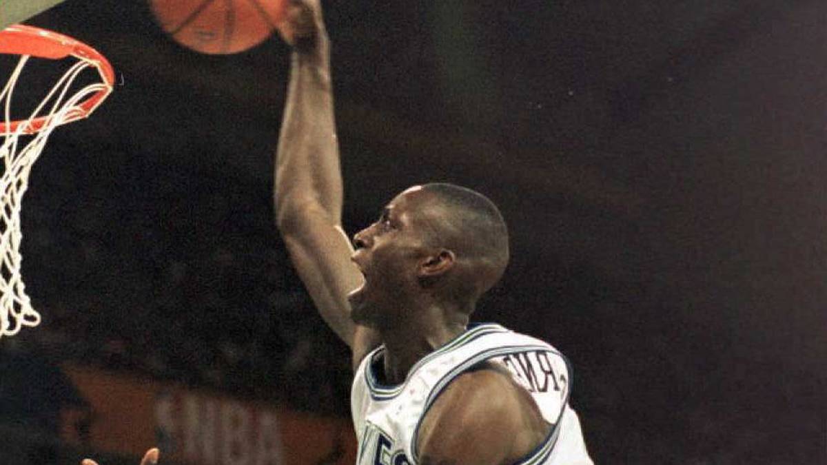 PLATZ 15 - KEVIN GARNETT (18,2 PER): Die Minnesota Timberwolves drafteten den Forward, der in seiner "Sophomore"-Saison (zweite NBA-Spielzeit) auf 17 Punkte, 8,0 Rebounds und 3,1 Assists kam. Später wurde Garnett an der Seite von Paul Pierce und Ray Allen mit den Boston Celtics Meister (2007)