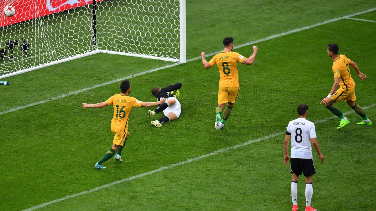 Doch die Euphorie trübt der nächste Leno-Patzer. Einen Fernschuss lässt der deutsche Schlussmann nach vorne prallen, Australiens Tomi Juric staubt zum 2:3 (56.) ab