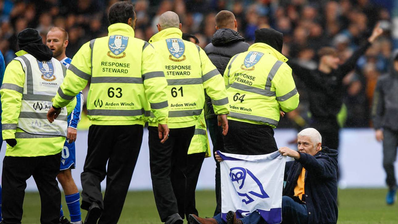 Die Sheffield-Fans stürmten als Protest den Platz 