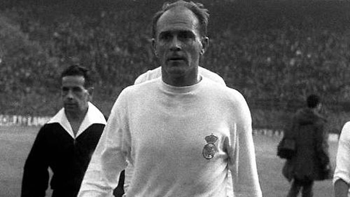 Im Nachhinein kommen Gerüchte auf, die Argentinier hätten ihre Schuhe mit Nägeln ausgerüstet. Aber auch die Deutschen geraten wegen ihres Spielstils in Kritik. Die in Argentinien geborene Real-Legende Alfredo di Stefano (Bild) schreibt in einem Telegramm, Deutschland sei "durch zwei Weltkriege verroht"