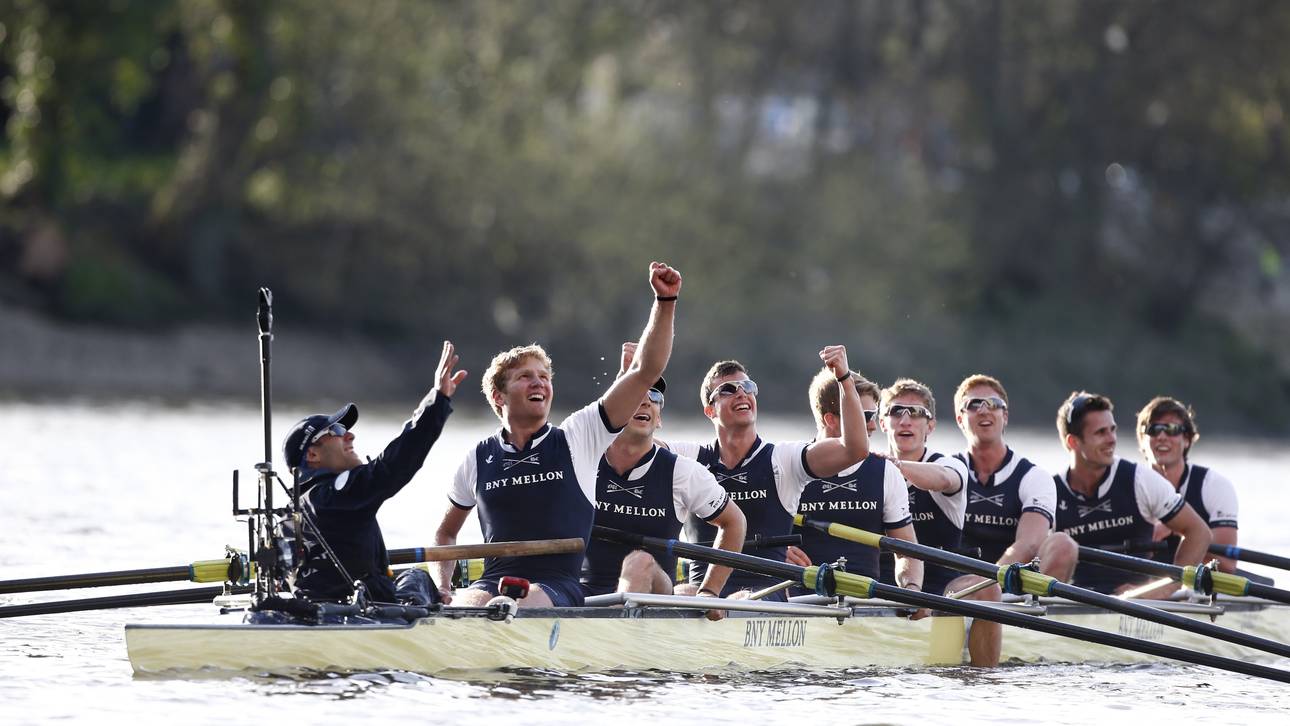 Oxford gewinnt Boat Race auf Themse