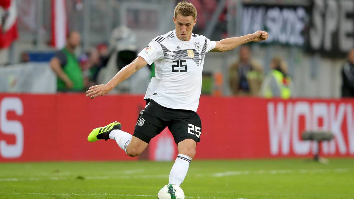 ... doch schon mit der Nominierung überraschte Löw einige Fans. Zwar war der Freiburger der beste deutsche Torschütze in dieser Bundesliga-Saison, doch im Sturm der DFB-Auswahl hat Mario Gomez die Nase vorn. Im Vergleich zu Petersen hat Gomez auch eine eigene FIFA-WM-Karte und außerdem hätte der SC-Mann wohl den niedrigsten Wert