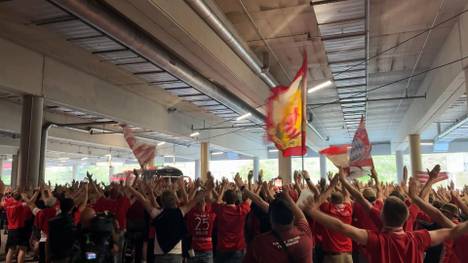 Die Fans des FC Bayern München haben ihrer Mannschaft einen Gänsehaut-Empfang am Stadion bereitet. Hunderte Fans stimmten die Stars auf das große Duell mit Real Madrid ein.