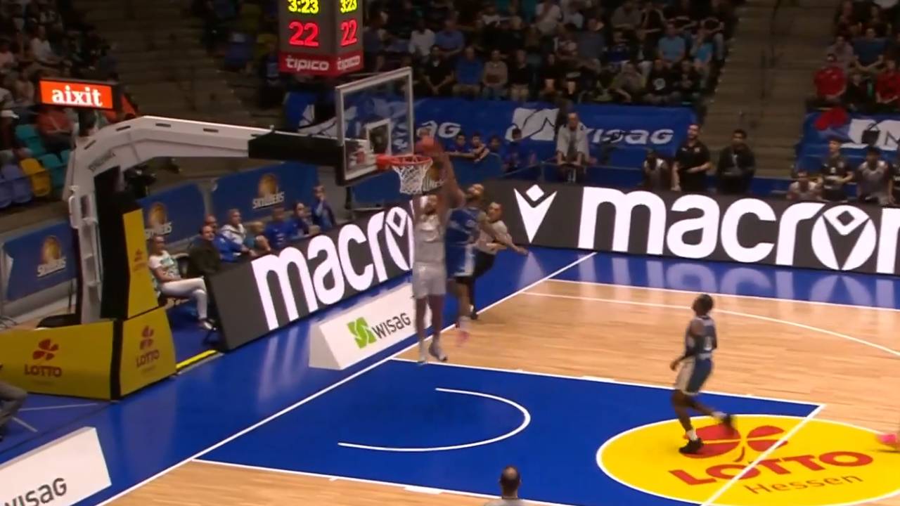 So viel Power! Skyliners-Star David Muenkat begeistert mit Monster-Block | BBL