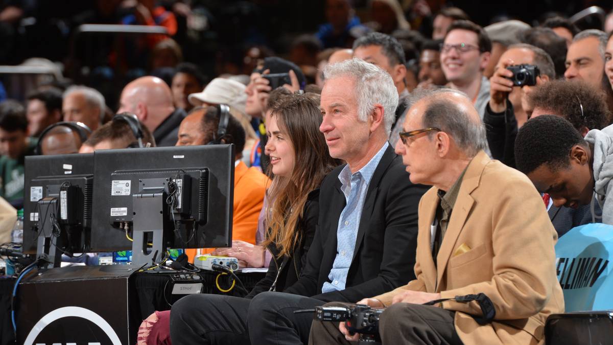 Auch Tennis Legende John "Big Mac" McEnroe schaut etwas verdutzt drein, als es um das Schuhwerk der Guards geht...