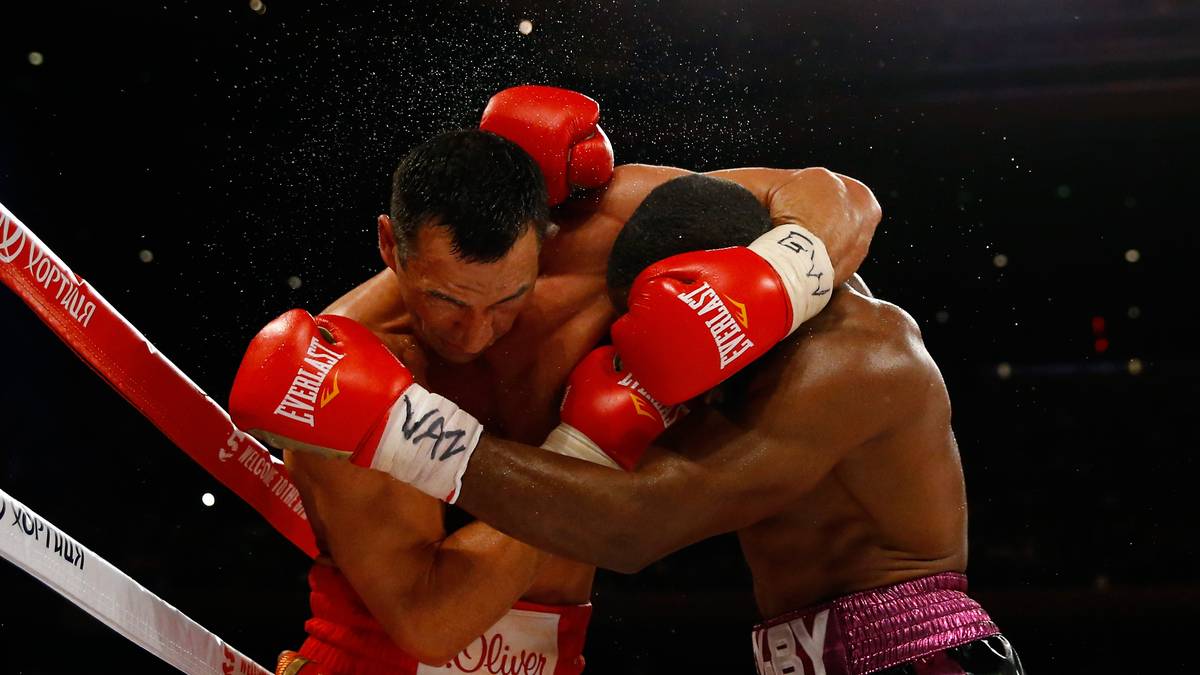 Der Herausforderer seinerseits schluckte alles was Klitschko ihm hinknallte, eine echte Offensive gelang ihm aber auch nicht. Gerade mit dem mutmaßlich auch sportlich explosiven Superfight Floyd Mayweather gegen Manny Pacquiao vor Augen, gelang es den beiden Schwergewichtlern kaum zu begeistern