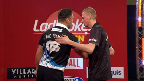 Gerwyn Price gewinnt gegen Wessel Nijman mit 10:5 und steht im Achtelfinale der UK Open. SPORT1-Experte Robert Marijanovic kritisiert die Doppelfehler von Nijman, der so gegen einen Spieler wie Price nicht bestehen kann.