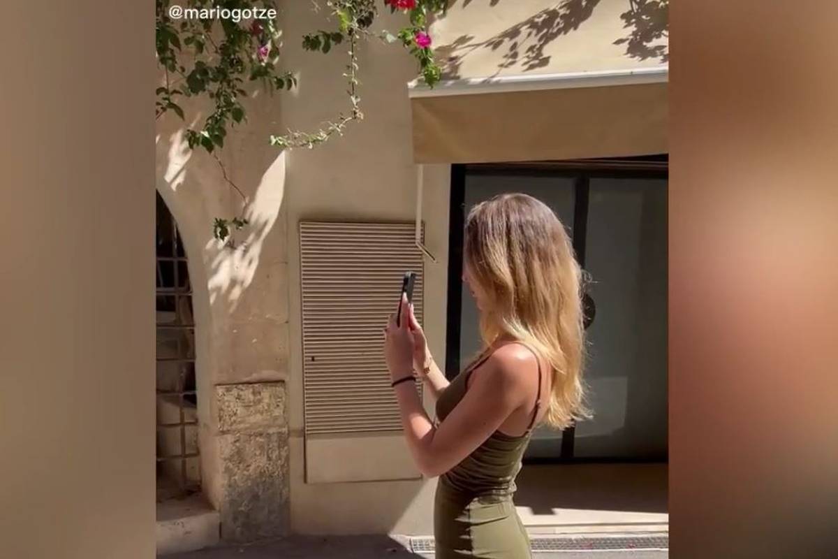 Weltmeister-Torschütze Mario Götze beweist wieder einmal Humor: In einem TikTok-Video nimmt er seine Frau Ann-Kathrin für ihr Influencer-Dasein aufs Korn.