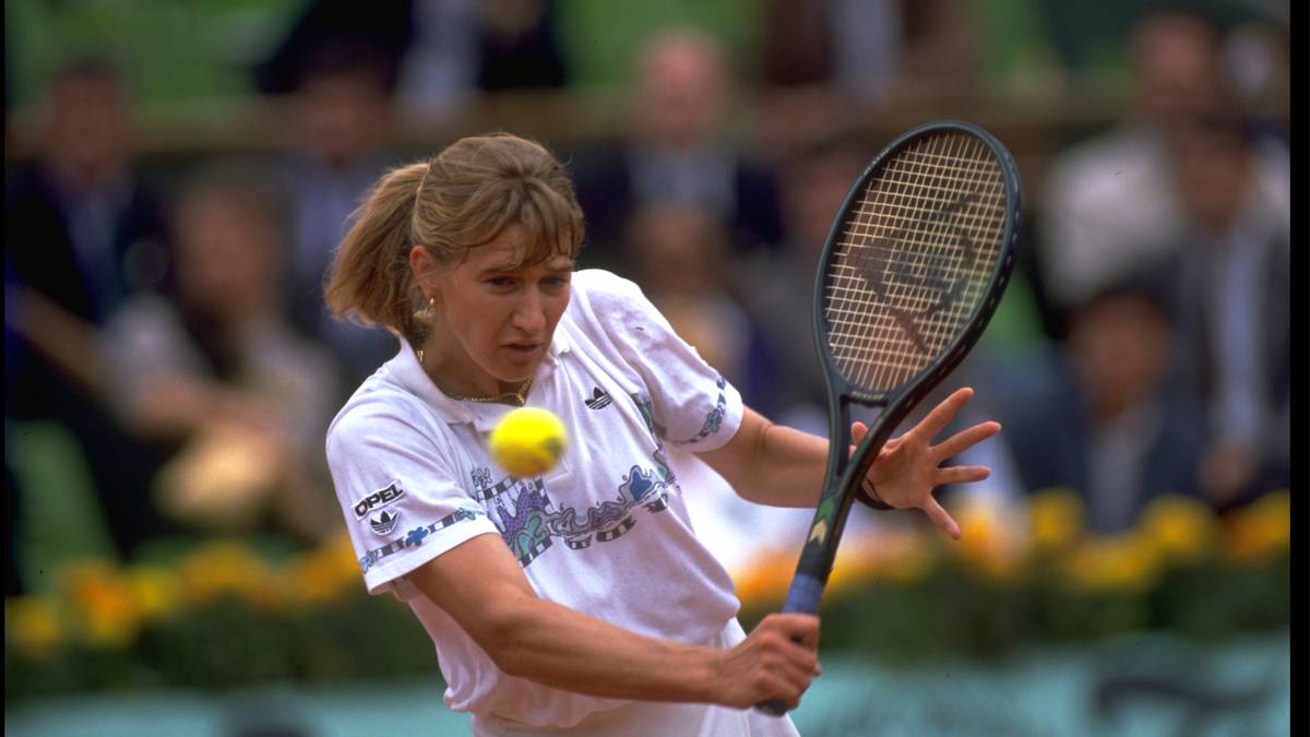 STEFFI GRAF: Um beim Tennis zu bleiben... Graf ist die größte Tennis-Spielerin der deutschen Geschichte und vielleicht auch die größte weltweit. Sie gewann 22 Grand-Slam-Titel und war in Summe 377 Wochen die Weltranglisten-Erste. Das ist weiterhin Rekord. Graf ist seit 1999 im Ruhestand