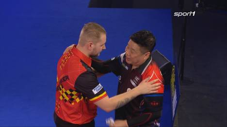 Dimitri Van den Bergh untermauert in seinem Auftaktmatch gegen Paul Lim seine Stärke. Am Ende steht ein 3-Darts-Average von über 105 Punkten und eine Checkout-Quote von 53%. 