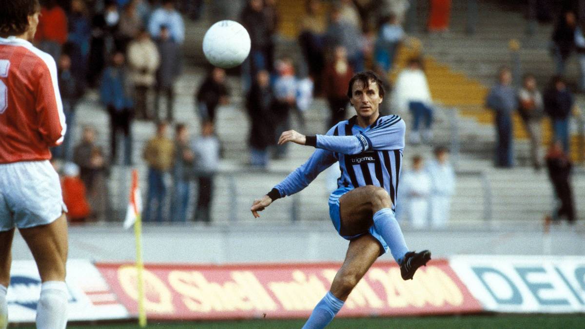 PLATZ 5: Günter Sebert (Waldhof Mannheim) - 39 Jahre, 1 Tag - Der Libero spielte in seiner Karriere einzig und allein für den SV Waldhof, in seiner letzten Saison erzielte der später zum Ehrenspielführer ernannte Sebert beim 2:1-Sieg gegen Leverkusen im Mai 1987 sein 13. Bundesligator 