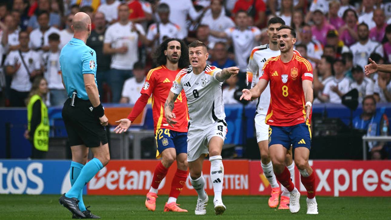 Toni Kroos beschwert sich bei Schiedsrichter Anthony Taylor - im Hintergrund ist Spaniens Marc Cucurella (Nr. 24) zu sehen