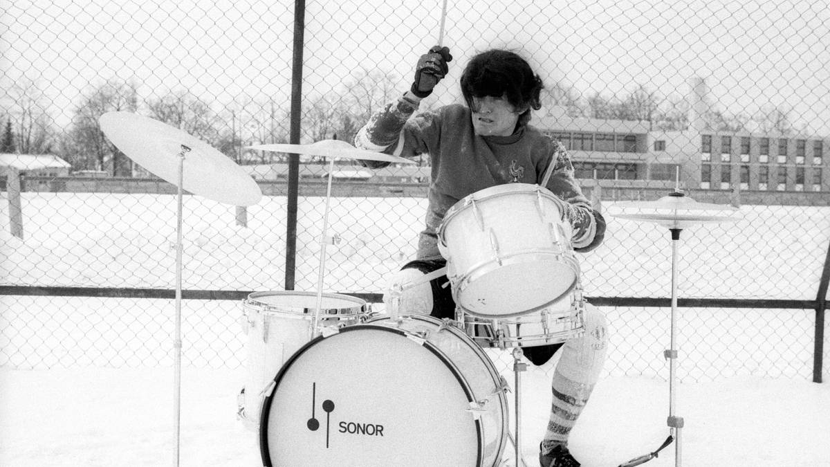 als Ringo Starr verkleidet am Schlagzeug im Schnee ...