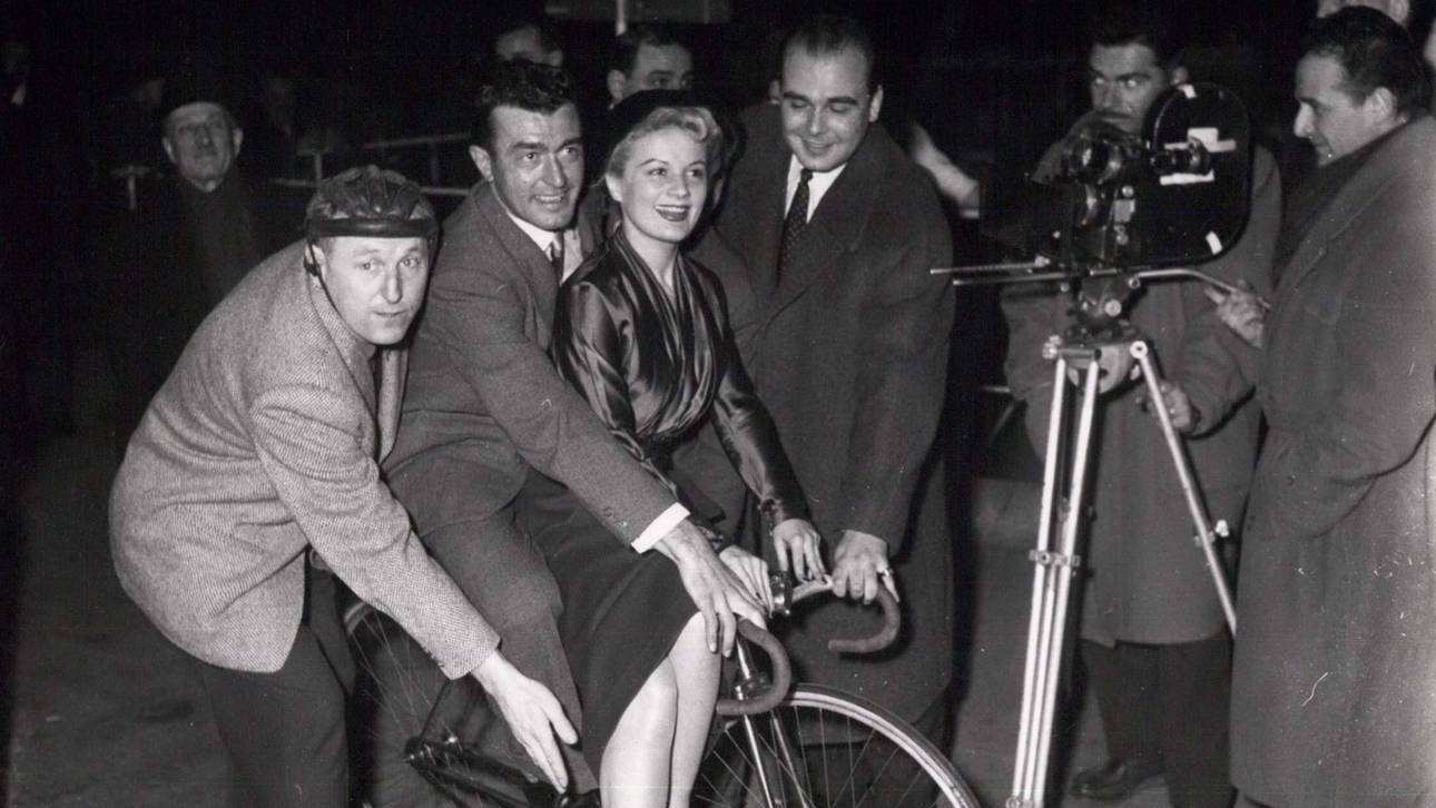 Lousion Bobet im Jahr 1955 an einem Filmset mit Schauspielerin Jacqueline Pierreux