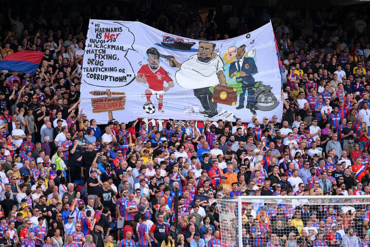 Banner mit Waffe! Neuer Wirbel um Glasner-Klub