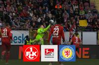 Der 1. FC Kaiserslautern feiert einen verdienten Heimsieg gegen Braunschweig. Die Roten Teufel treffen nur noch zwei Punkte von Relegationsplatz drei.