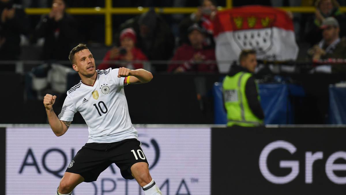 Der kölsche Jung trifft in seinem letzten Spiel als Kapitän und jubelt vor einer Kölner Fahne - kitschiger hätte es sich auch kein Hollywood-Regisseur ausdenken können