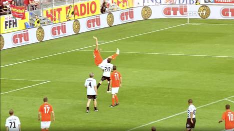Der eine kann den Seitfallzieher - der andere fällt eher unelegant zu Boden. Champions for Charity hat schon viele Highlights produziert.