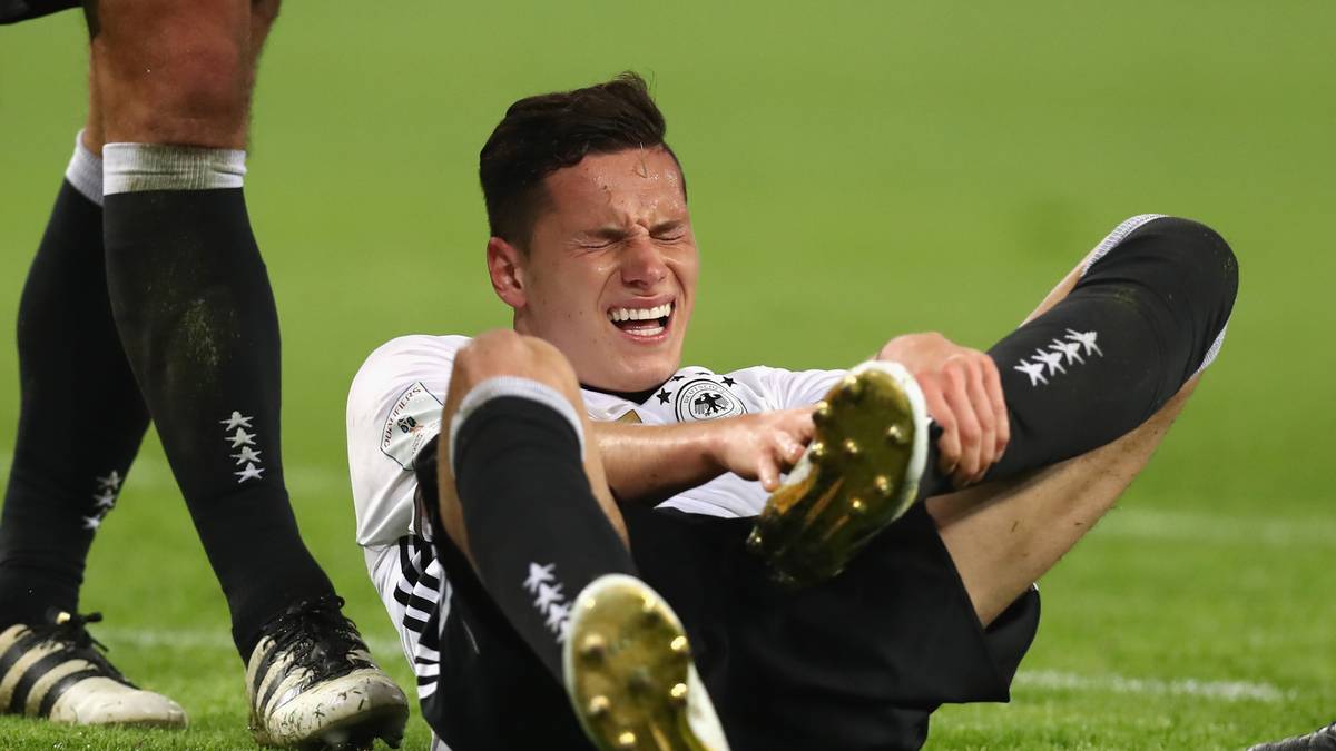 Dann zwei Schrecksekunden: Pavelka tritt Julian Draxler aufs Sprunggelenk, der Wolfsburger kann aber genauso weitermachen wie Jerome Boateng, der sich bei einer Grätsche offenbar zerrt