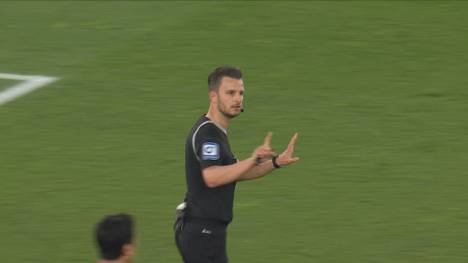 Letzte Aktion im zweiten Halbfinale des DFB-Pokals. Der Schiedsrichter verweigert dem VfB einen Handelfmeter, der noch zum 3:3 hätte führen können. Aber hat Daniel Schlager in der reviewe area wirklich alle verfügbaren Perspektiven der Szene gesehen?