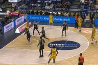 Im dritten Spiel feiert ALBA BERLIN den ersten Erfolg in der Euro League. Vor den heimischen Fans überzeugte das Team gegen die Gäste von ASVEL Villeurbanne.