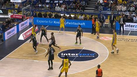 Im dritten Spiel feiert ALBA BERLIN den ersten Erfolg in der Euro League. Vor den heimischen Fans überzeugte das Team gegen die Gäste von ASVEL Villeurbanne.