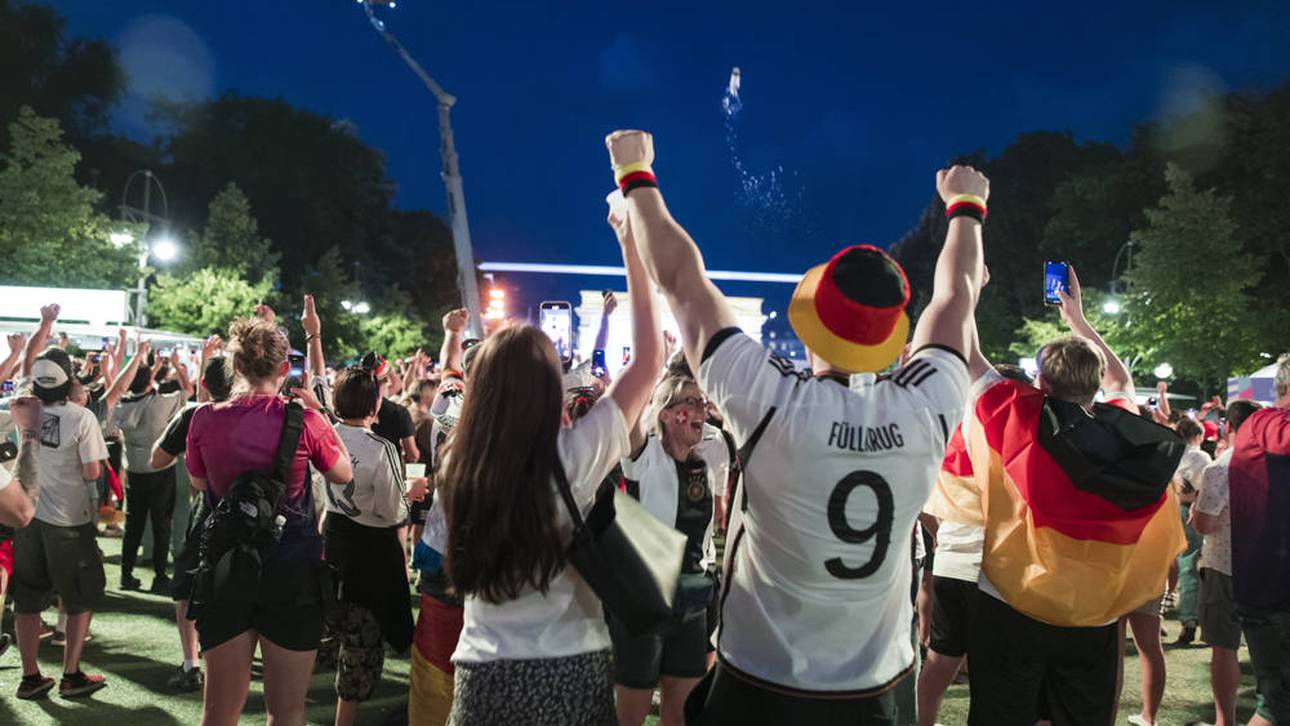 Fußballfans feiern in der Fanzone am Brandenburger Tor den Viertelfinaleinzug der deutschen Mannschaft